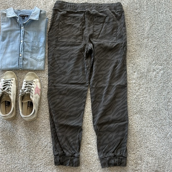 Bella Dahl Animal Print Joggers - Picture 4 of 9